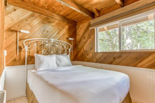 Posto letto in camera con soffitto in legno. di Pappy's Cabin a Welches