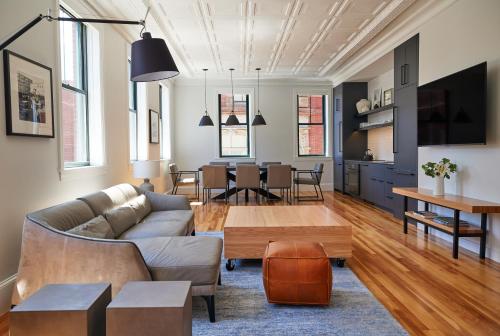uma sala de estar com um sofá e uma mesa em The Docent's Collection em Portland