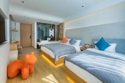 Una cama o camas en una habitación de Mount Huangshan Yunqu Kinship B&B - Huangshan Mountain Scenic Area Tangkou South Gate Interchange Center