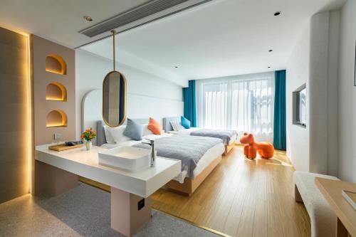 1 dormitorio con cama con lavabo y espejo en Mount Huangshan Yunqi Kinship B&B - Huangshan Mountain Scenic Area Tangkou South Gate Interchange Center en Huangshan Scenic Area