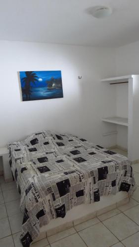 um quarto com uma cama com um edredão em Morada dos Ventos em Fortaleza