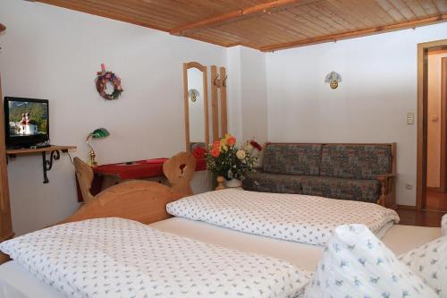 a living room with two beds and a couch at Gästehaus Obersulzberglehen in Schönau am Königssee
