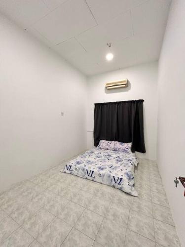 Ένα ή περισσότερα κρεβάτια σε δωμάτιο στο Juzt Homestay Kpg Boyan