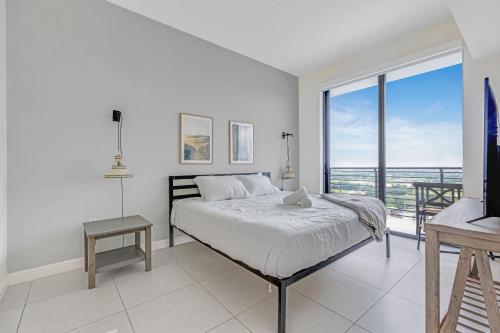 Foto Miamis asuva majutusasutuse Modern Downtown Doral One-Bedroom Apt with Golf Course Views galeriist