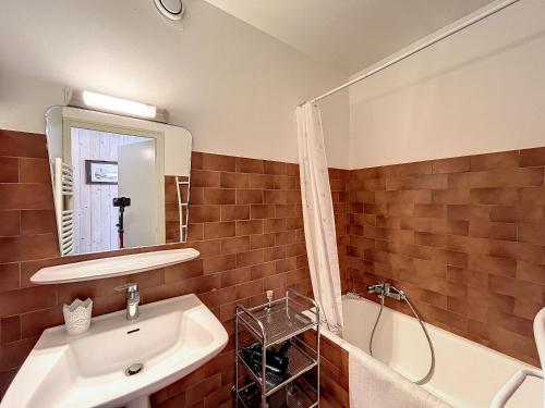 une salle de bain avec un lavabo, une douche et un miroir dans l'établissement Appartement 3 pièces de charme aux pieds des pistes à Combloux - FR-1-560-28, à Combloux