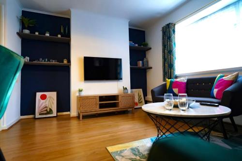 Fotografie z fotogalerie ubytování Spacious Apartment, Sleeps 5, Free Parking, Enfield North London v Londýně