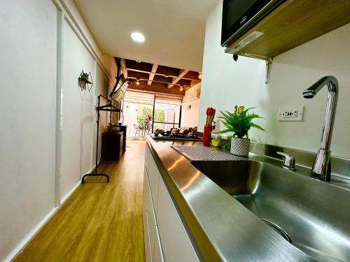 - une cuisine avec un évier et un comptoir dans l'établissement Prime Laureles Location with Air Conditioning, à Medellín