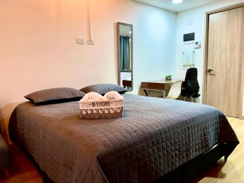 - une chambre avec un lit et un panier dans l'établissement Prime Laureles Location with Air Conditioning, à Medellín