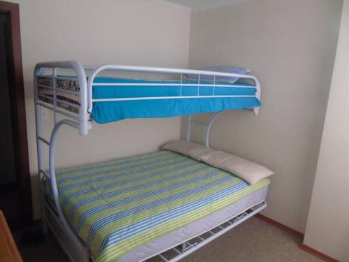 ein kleines Etagenbett in einem kleinen Zimmer in der Unterkunft apartamento san martin in Quito