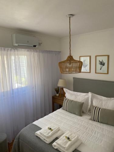 een slaapkamer met een bed met twee handdoeken erop bij Alquiler temporario in Bahía Blanca