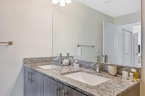 Bathroom sa Modern Downtown Doral One-Bedroom Apt with Golf Course Views