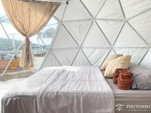 1 dormitorio con 1 cama en una tienda de campaña en la cúpula en Phutonso Homestay en Chiang Mai