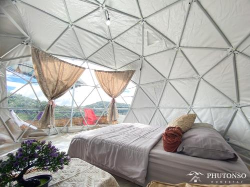 um quarto com uma cama numa tenda cúpula em Phutonso Homestay em Chiang Mai