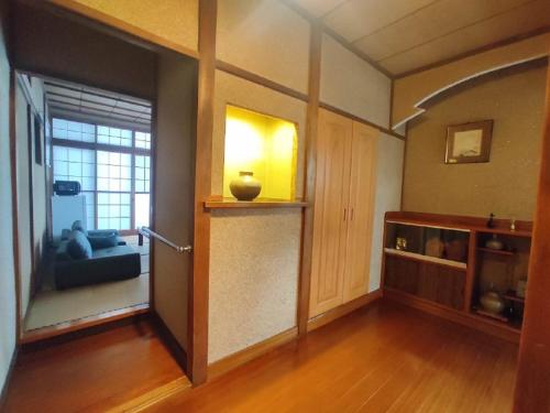 una sala de estar vacía con lámpara y ventana en Guesthouse Kincha 駅東口 en Utsunomiya