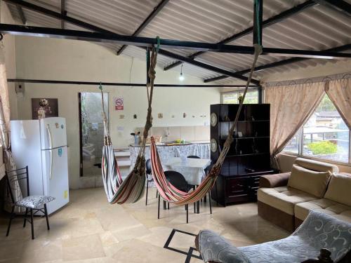 uma sala de estar com uma rede de descanso e uma cozinha em APARTAMENTO ESTUDIO - COMPLETO Y MUY BIEN UBICADO em Baños