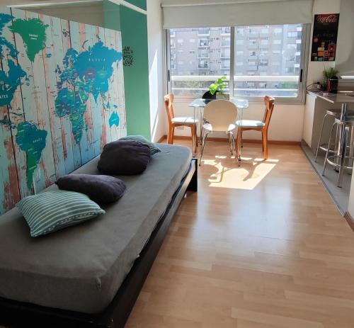1 dormitorio con 1 cama, mesa y sillas en Moderno Loft en Palermo Queen. en Buenos Aires