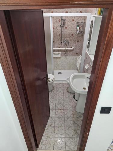 帕多瓦的住宿－Singolo Mini Apartamento，一间带卫生间和水槽的浴室