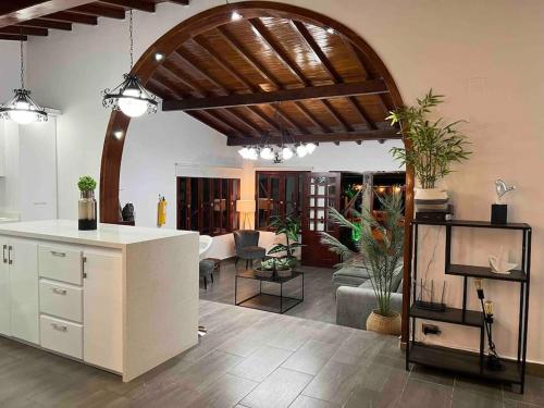 une chambre avec une cuisine et un salon dans l'établissement Palos Altos, à Medellín