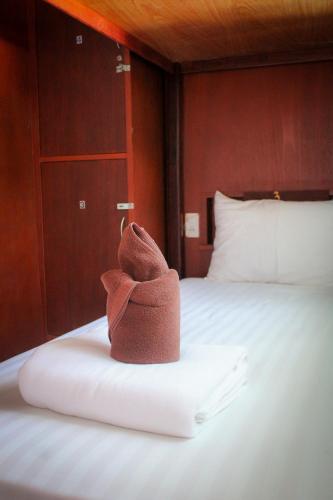 a towel sitting on top of a bed at Phangan Barsay Hostel in Thongsala