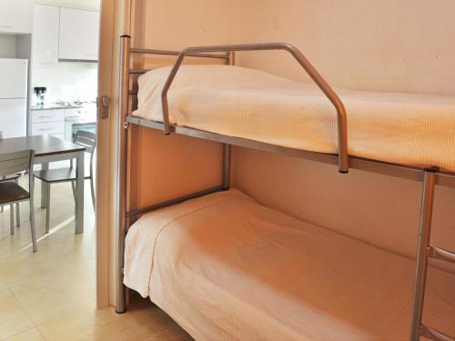 een paar stapelbedden in een kamer bij Apartamento Llançà, 2 dormitorios, 6 personas - ES-228-33 in Llança