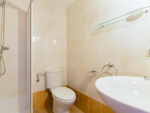 uma casa de banho com um WC, um lavatório e um chuveiro em Apartamento Roses, 2 dormitorios, 5 personas - ES-228-116 em Roses