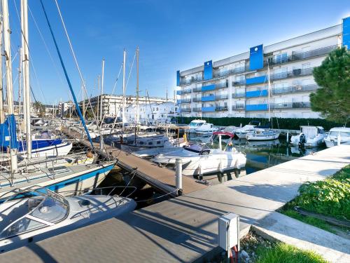 Appartement à Roses avec piscine, proche plage et commerces, idéal pour familles