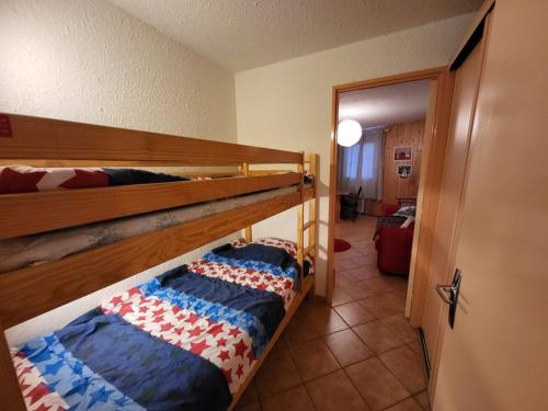 Cette chambre comprend 2 lits superposés dans un couloir. dans l'établissement Appartement cosy 2 pièces, 6 pers, balcon, Montgenèvre - FR-1-266-217, à Montgenèvre