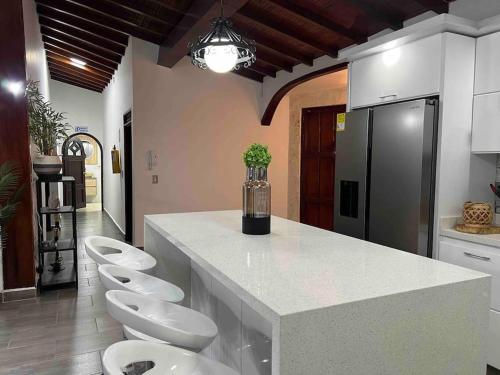 a kitchen with a counter with four white toilets at Apt Palos Altos Poblado, a distancia caminando de restaurantes in Medellín