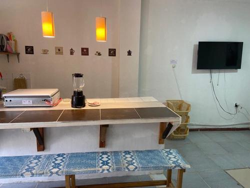 EN BAÑOS, HERMOSO y ACOGEDOR DEPARTAMENTO UBICADO EN PLENO CENTRO DE LA CIUDADにあるテレビまたはエンターテインメントセンター