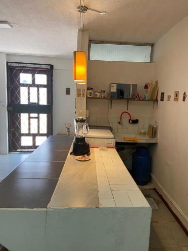 EN BAÑOS, HERMOSO y ACOGEDOR DEPARTAMENTO UBICADO EN PLENO CENTRO DE LA CIUDADにあるキッチンまたは簡易キッチン