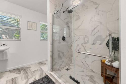W łazience znajduje się prysznic ze szklanymi drzwiami. w obiekcie The Oak House w mieście Charleston