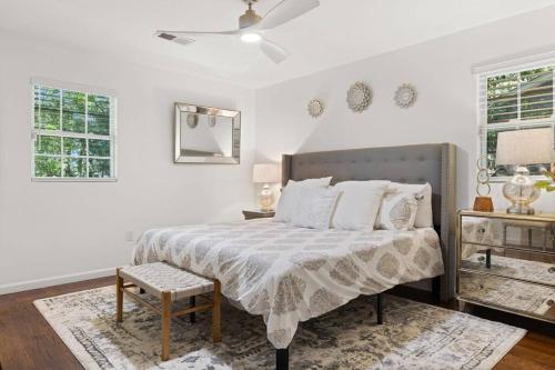sypialnia z łóżkiem i wentylatorem sufitowym w obiekcie The Oak House w mieście Charleston