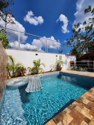una piscina en medio de una casa en BUENAVISTA AMAZON LODGE, en Tarapoto