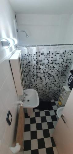 baño con lavabo y aseo y suelo a cuadros en Universidad Maimonides Apartamento 2 amb en Buenos Aires