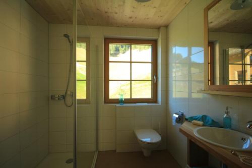 Kylpyhuone majoituspaikassa Feriendorf Walserland
