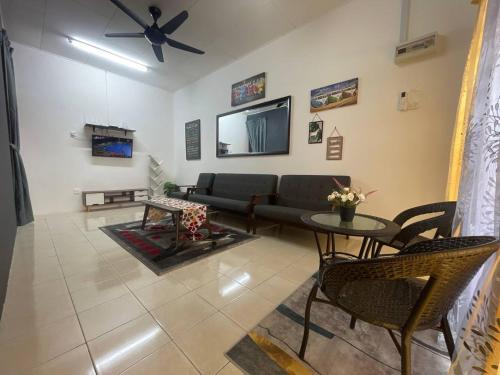 sala de estar con sofá y mesa en AZ MUSLIM HOMESTAY, en Seremban