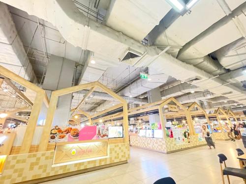 a food court in a shopping mall with people in it at Impact Arena C3 Milo in Nonthaburi
