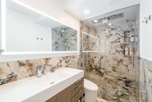 ein Bad mit einem Waschbecken und einer Dusche in der Unterkunft Eden, dream high-end home in NYC in New York