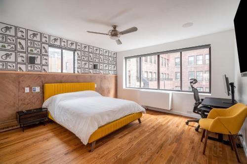 Schlafzimmer mit einem Bett, einem Schreibtisch und einem Fenster in der Unterkunft Eden, dream high-end home in NYC in New York