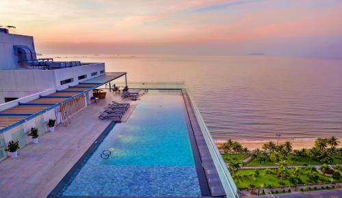 einen Luftblick auf den Pool des Resorts und das Meer in der Unterkunft Anya Premier Hotel Quy Nhon in Quy Nhon