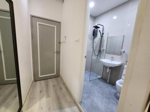 ein Badezimmer mit einem weißen WC und einem Waschbecken in der Unterkunft One Point Hotel in Kuching