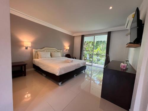 Una cama o camas en una habitación de บ้านสวนสมบูรณ์
