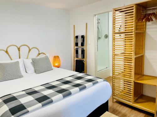 1 dormitorio con 1 cama extragrande y armario en Breezy Ocean - The perfect getaway, en Mount Maunganui