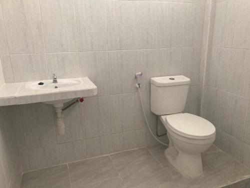 łazienka z toaletą i umywalką w obiekcie Hotel Surya Citra Jogja A Mitra RedDoorz w mieście Timuran