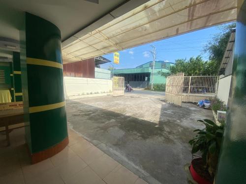 Blick auf einen leeren Parkplatz in einem Gebäude in der Unterkunft NHÀ NGHỈ LÊ TUẤN 