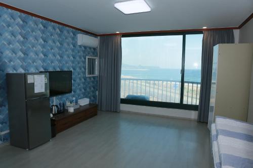 Postel nebo postele na pokoji v ubytování Mangsang Beach Pension