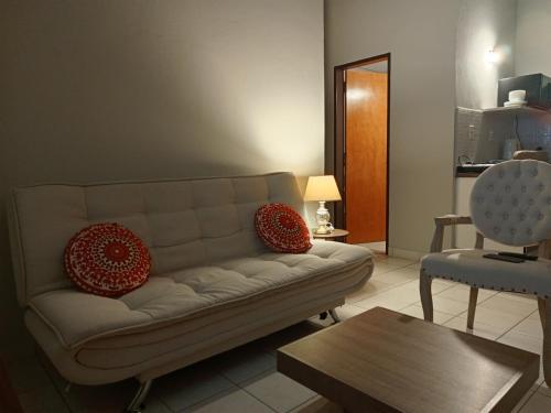 sala de estar con sofá y mesa en Departamento 2 dormitorios, en San Lorenzo