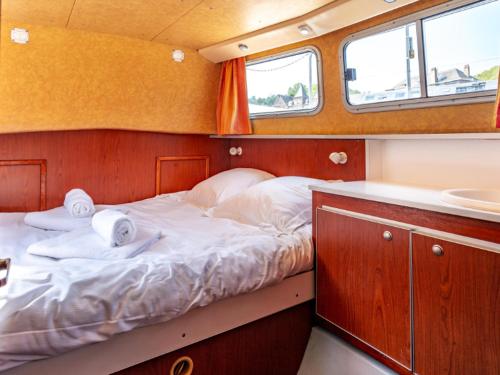 ein großes Bett auf der Rückseite eines Bootes in der Unterkunft Pénichettes Dinant Evasion in Dinant