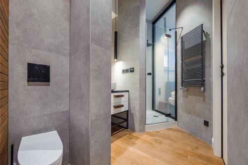 łazienka z toaletą i prysznicem w obiekcie Cassino Royal II - studio w mieście Sopot