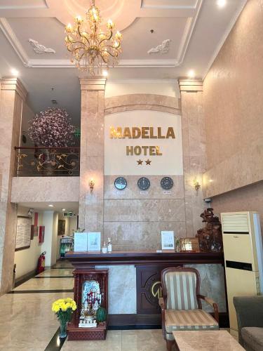 un vestíbulo de un hotel con un cartel de hotel en la pared en Madella Hotel, en Can Tho